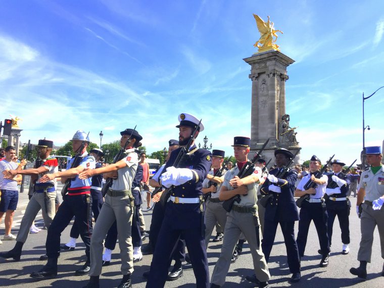 Parada wojskowa na Dzień Niepodległości Francji na Moście Aleksandra III