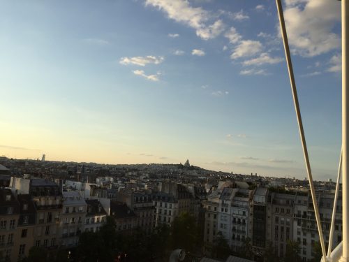 Widok z Centrum Pompidou na Bazylikę Sacre Coeur