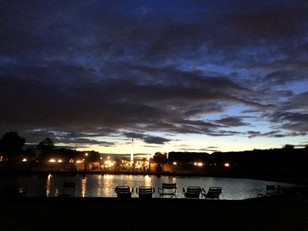 Ogrody Tuileries w nocy