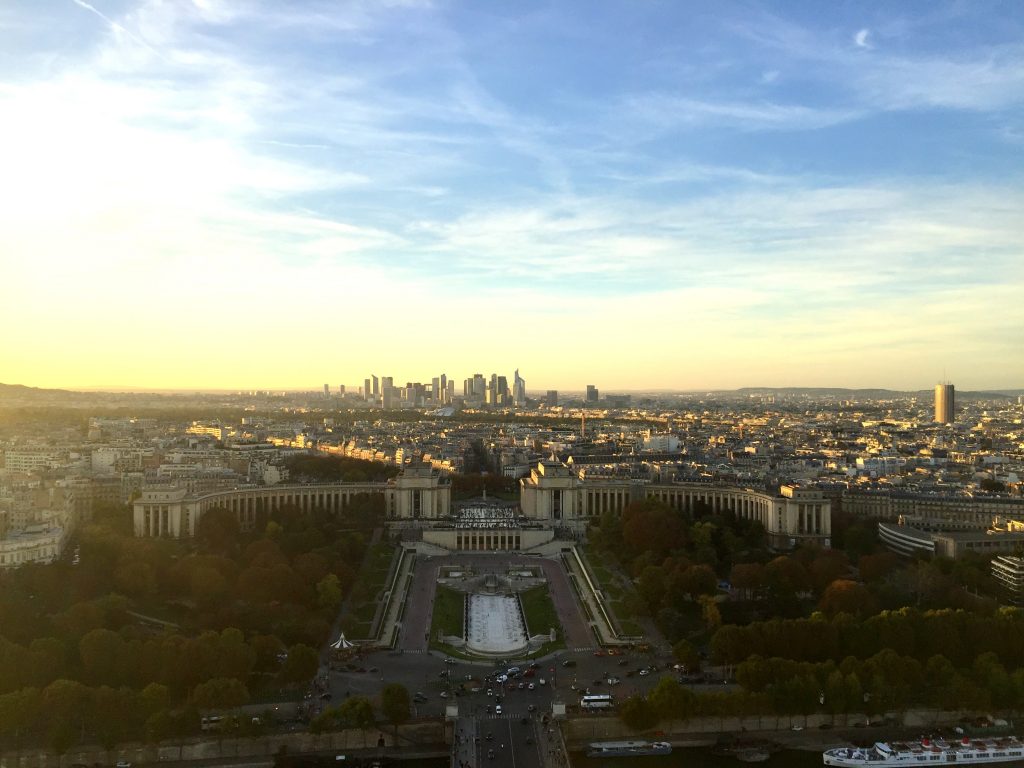 Widok z wieży Eiffla podczas zachodu słońca