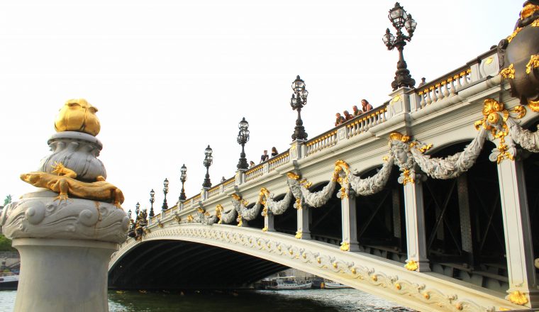 Most Aleksandra III, widok z drogi pod mostem