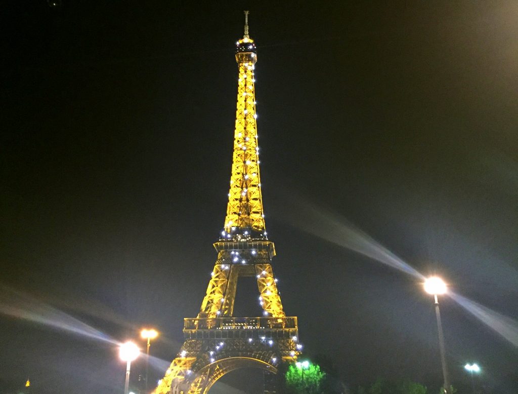 Błyszcząca Wieża Eiffla w nocy