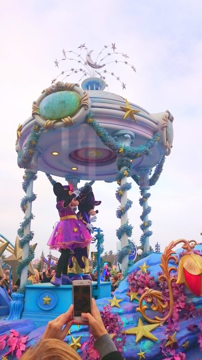 Mini i Myszka Mickey na Main Street w Disneylandzie