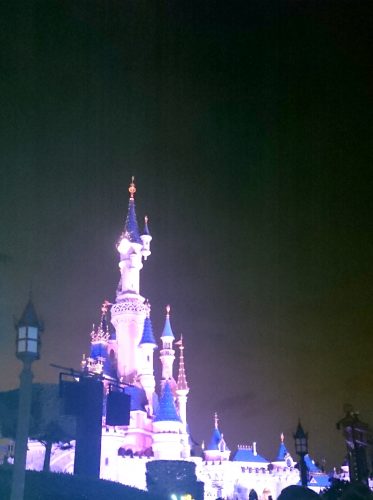 Nocny pokaz fajerwerków w Disneylandzie w Paryżu