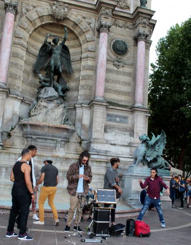 Fontanna Saint Michel podczas Fete de la Musique