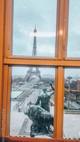 Widok na Wieżę Eiffla z kawiarni w Muzeum Człowieka