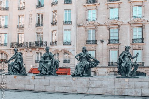 Plac przed wejściem do Muzeum Orsay