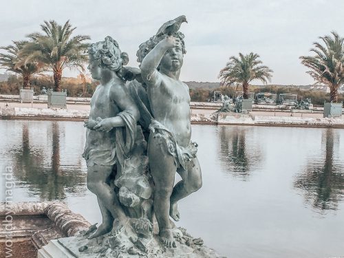 Rzeźby przy fontannie w Ogrodach Wersalskich