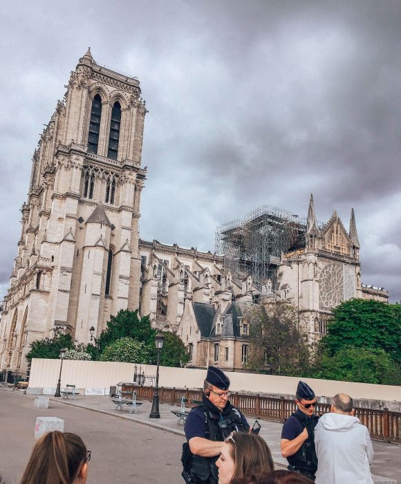 Policjanci pilnujący katedry Notre Dame