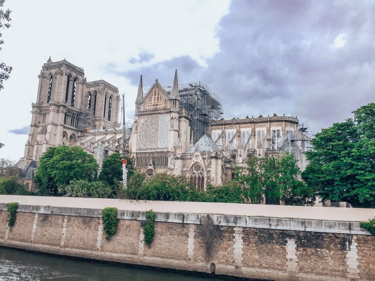 Katedra Notre Dame z boku