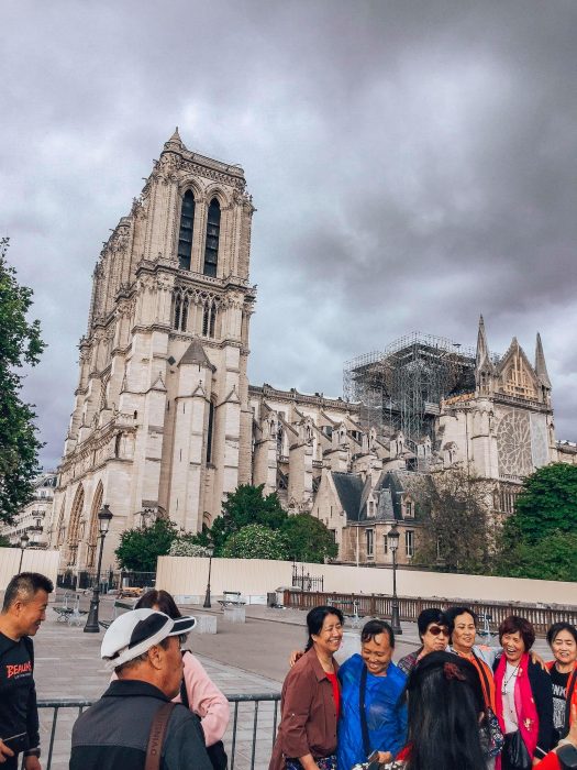 policjanci przy katedrze