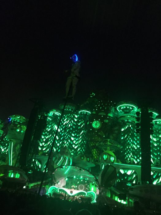 Tomorrowland scena nocą