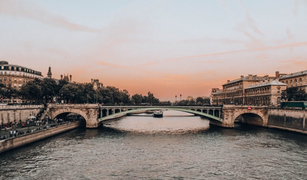 Filmy z Paryżem w tle