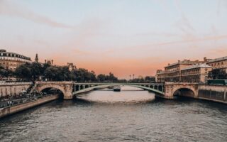 Filmy z Paryżem w tle