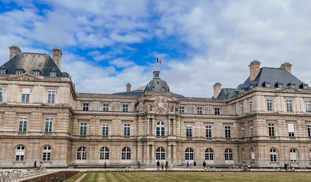 Oszustwa w Paryżu: Jak złodzieje nabierają turystów?