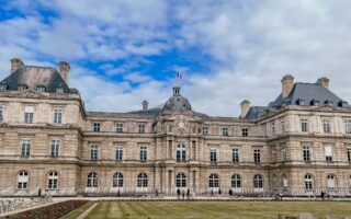 Oszustwa w Paryżu: Jak złodzieje nabierają turystów?