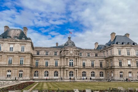 Oszustwa w Paryżu: Jak złodzieje nabierają turystów?